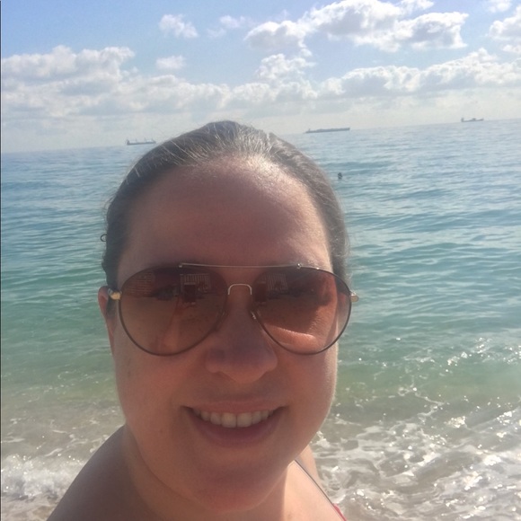 Meet your Posher, Cynthia - Picture 1 of 1